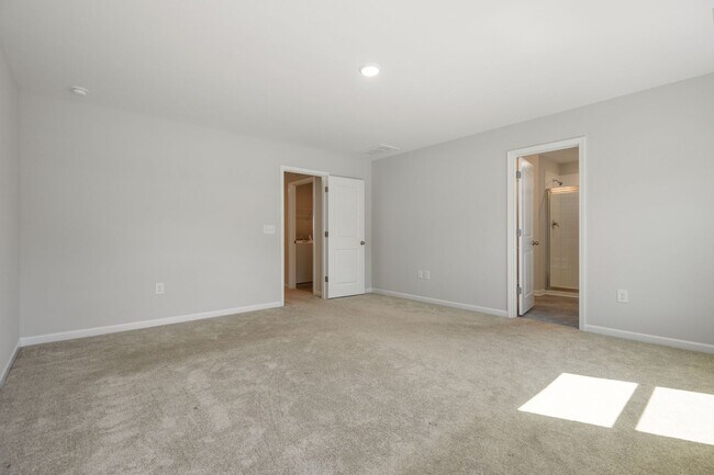 Building Photo - Gorgeous end-unit townhome near Brier Creek!