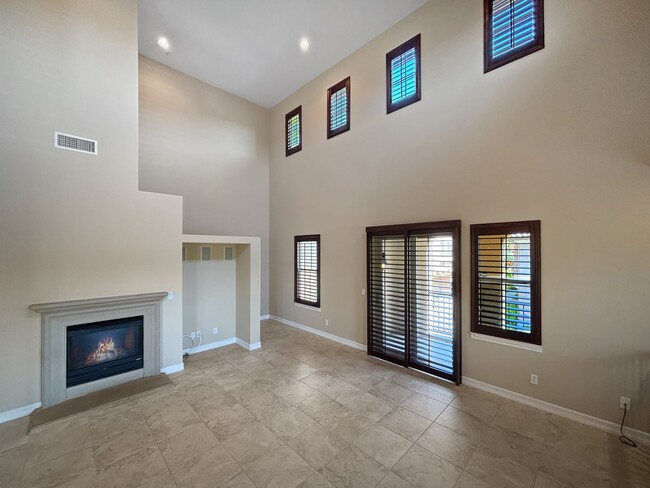 Building Photo - Beautiful & Spacious 2BD/2BA Townhouse in ...