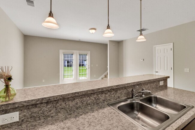Building Photo - 3 Bed, 2. 5 Bath Like New Townhome in Richmond Hill