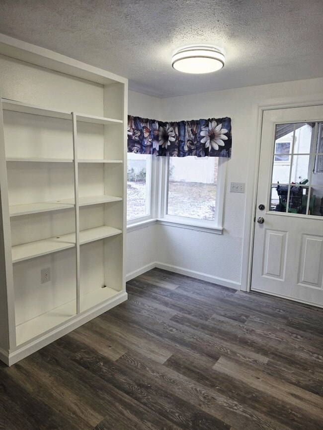 Building Photo - 603 W Chewelah Ave