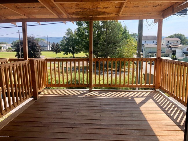 Building Photo - 423-425-425 Moss St