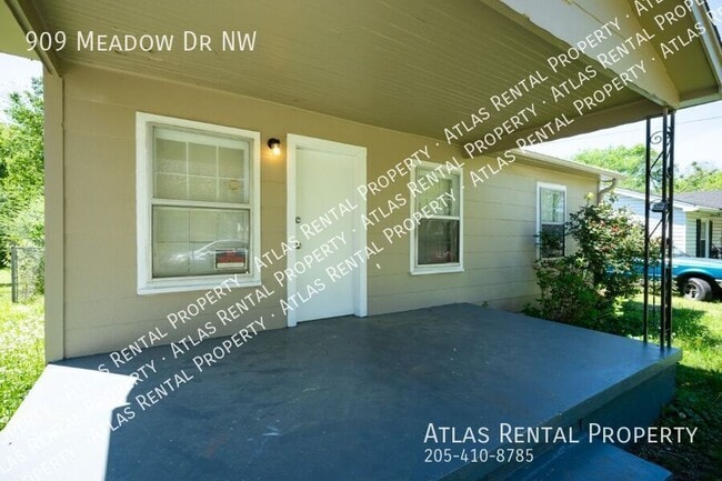 Building Photo - 909 Meadow Dr NW