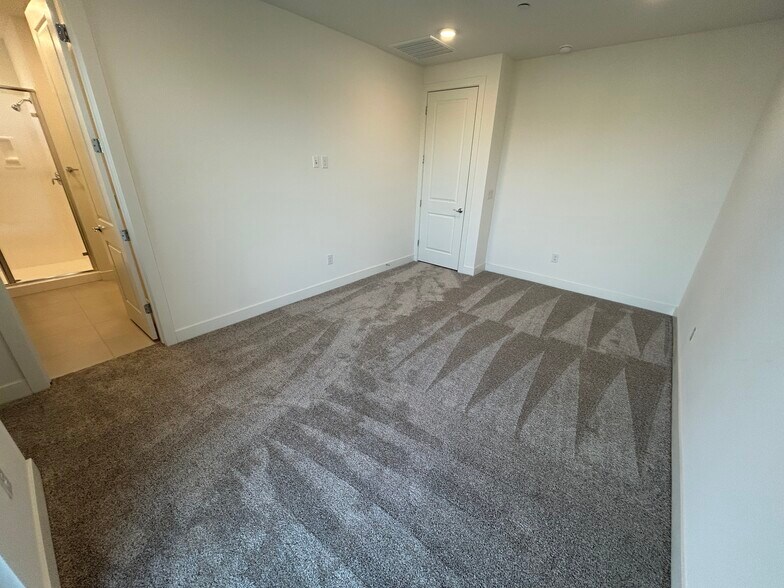 Building Photo - 2121 W Sonoran Desert Dr