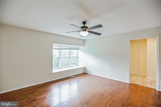 Building Photo - 127 Kings Croft Dr