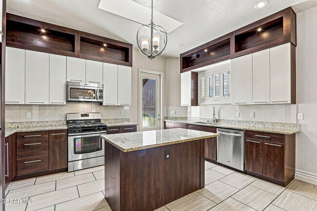 Building Photo - 3203 Red Orchard Dr