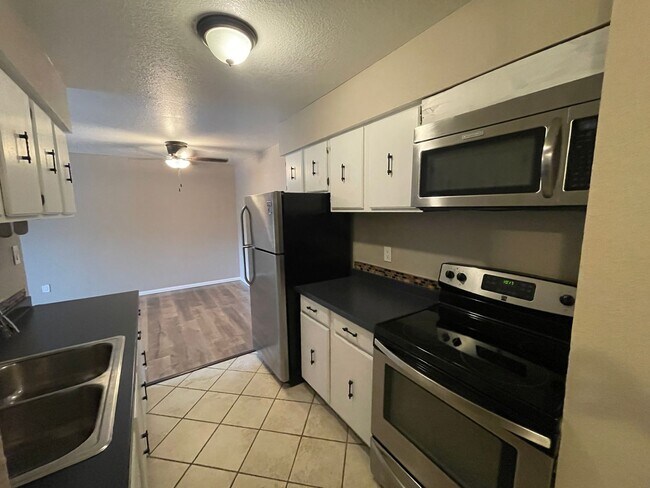 Building Photo - Spacious 2 Bed 1 Bath Condo in Hamden South!