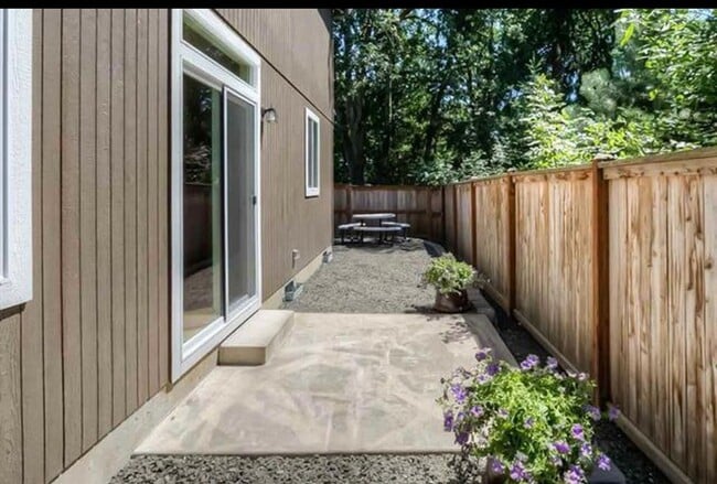 Building Photo - 926 NE Oakmont Loop