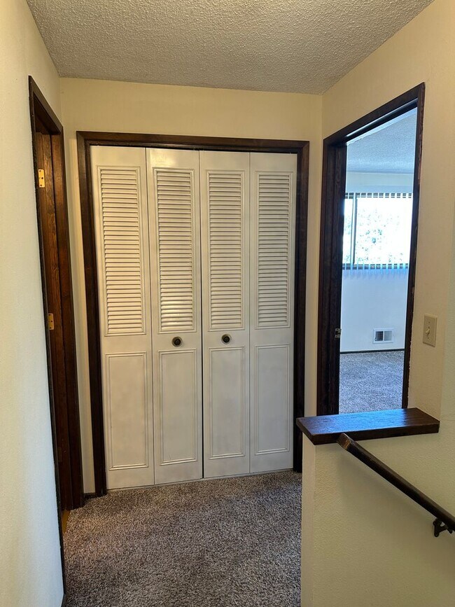 Building Photo - Large 3 bedroom 2.5 bath duplex with a gar...