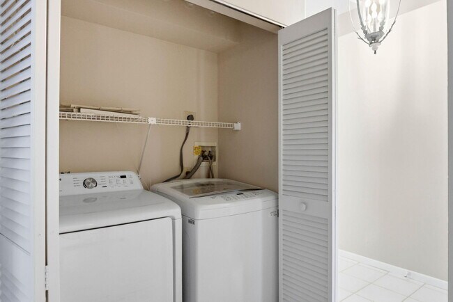 Building Photo - 6170 Bay Isles Dr