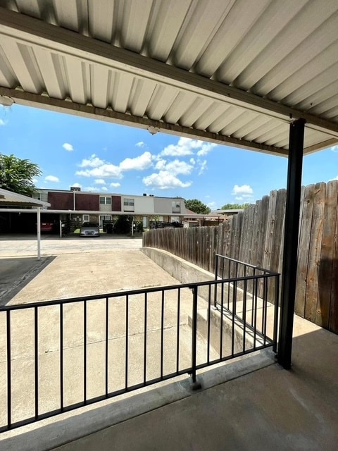 Building Photo - 1432 S Stoneridge Manor