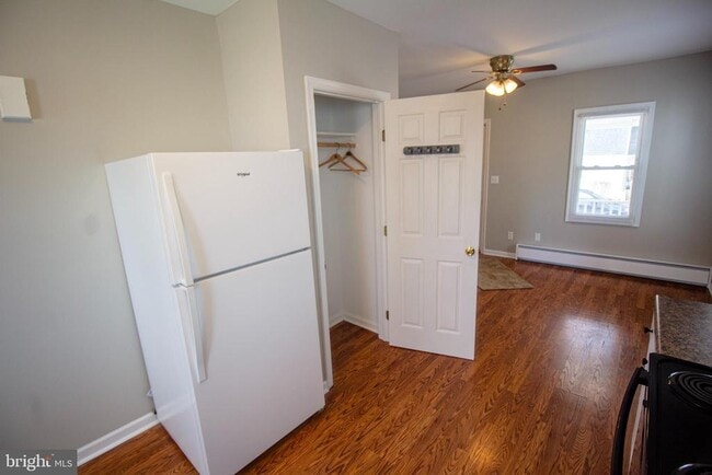 Building Photo - 234 E Linden St