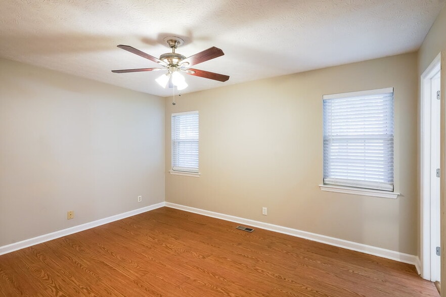 Building Photo - 218 Lakeside Park Dr