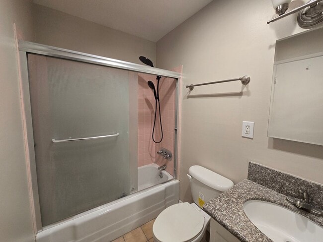 Building Photo - Charming Single Story Home