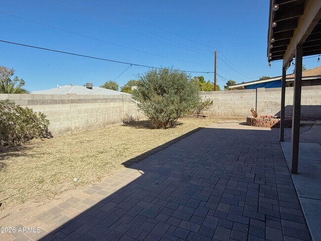 Building Photo - 710 E Hermosa Dr