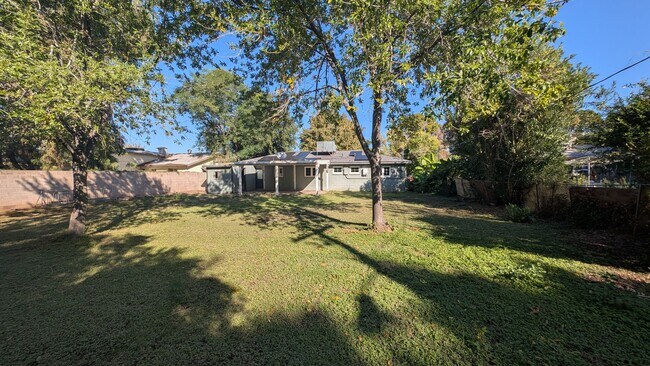 Building Photo - 3 Bedroom Home Plus Bonus Room in the Hudson Manor Community Near S McClintok Dr and E Apache Blvd!