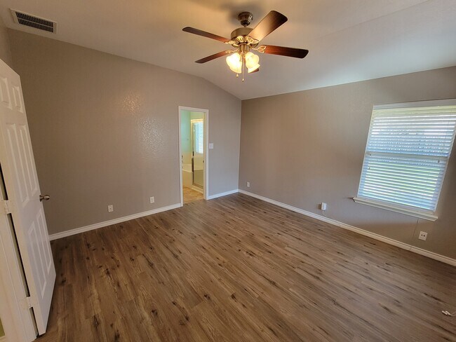 Building Photo - 2123 Wiltshire Dr