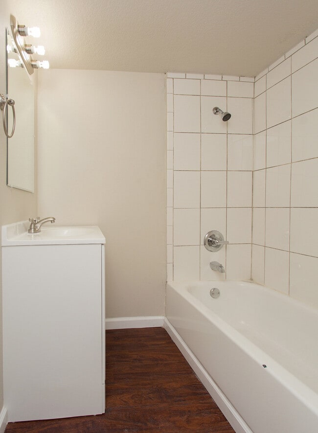 Building Photo - Beautiful 3 Bedroom 1 Bath Home - Pyramid ...