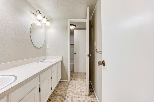 Building Photo - Cute Townhouse in the Heart of Norman, just minutes from OU!