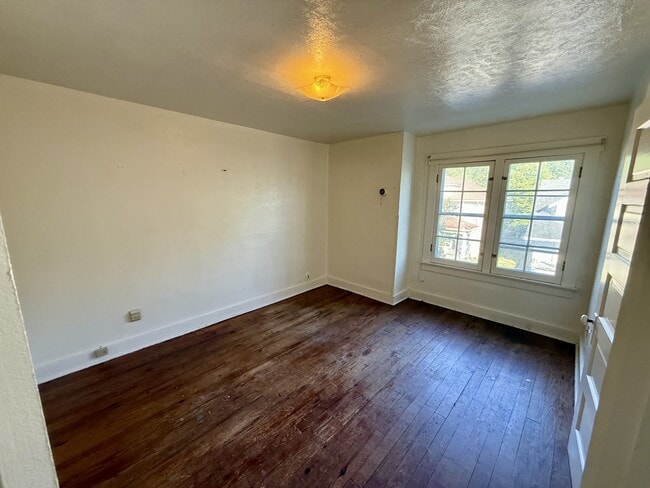 Building Photo - 44 E Parkwood Dr