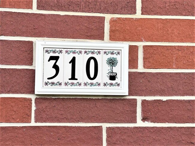 Building Photo - 310 E Poinsettia St