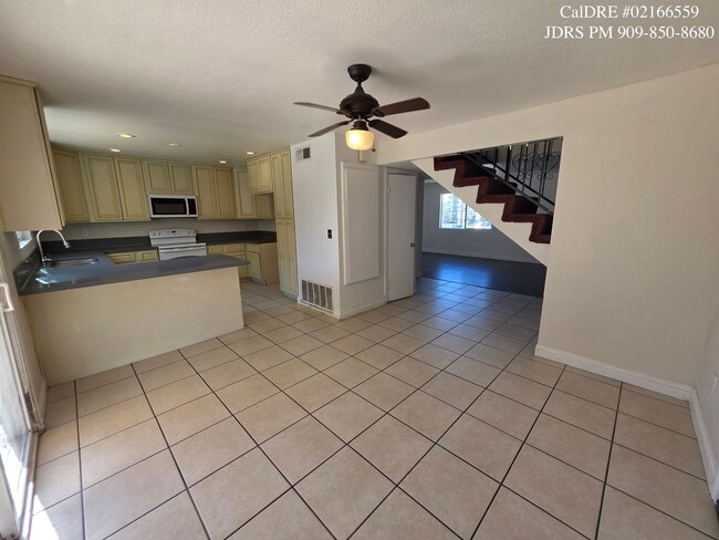 Building Photo - Rialto 4 Bedroom Home with Swimming Pool