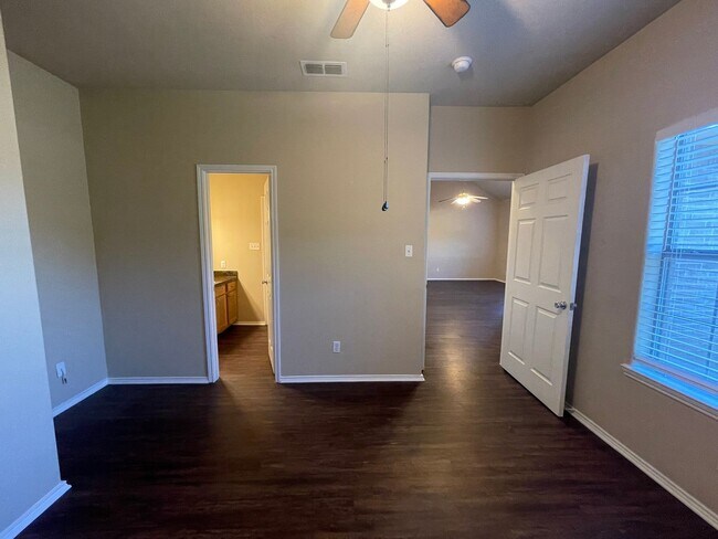 Building Photo - 105-107 Sunburst Court