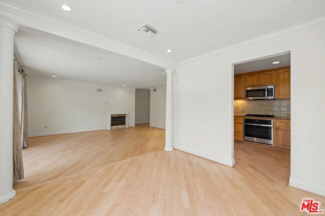 Building Photo - 1830 Pelham Ave