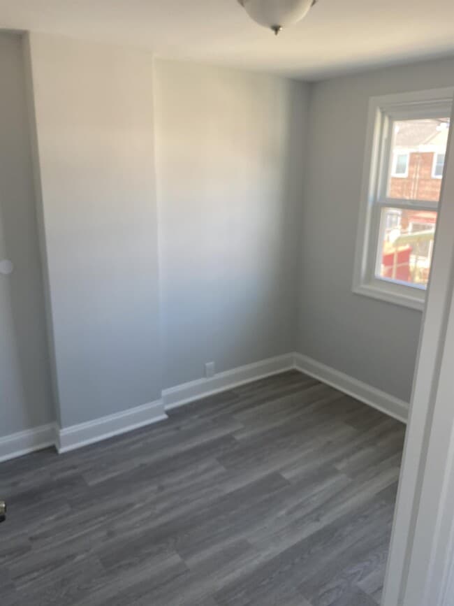 Building Photo - 400 Maple Ln