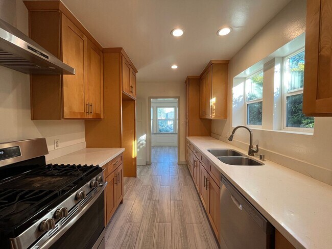 Building Photo - Spacious 2+2 home w/extra storage, upgrades + backyard!