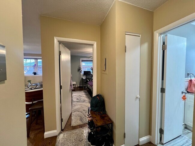 Building Photo - 116 Sycamore St