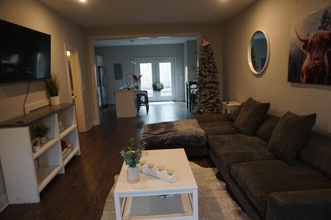 Building Photo - 509 Rosedale Ave E