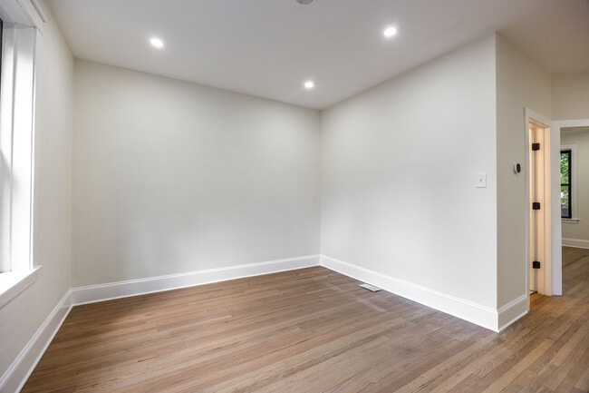 Building Photo - 4638 N Hamilton Ave