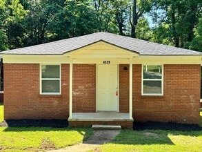 Building Photo - One-Month Free Move in Special plus 1/2 off your Security Deposit - 2 Bed/1 Bath Stand Alone Home...