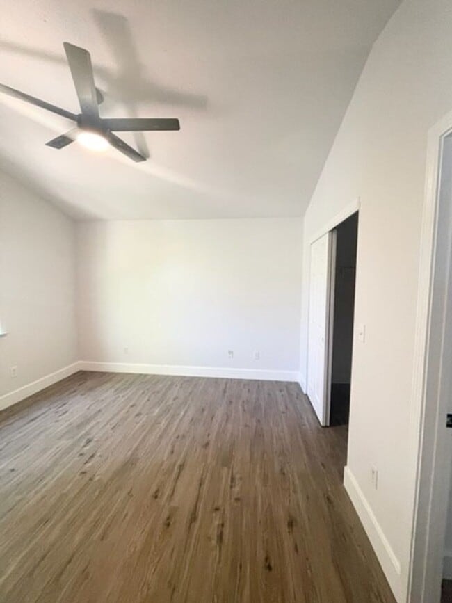 Building Photo - Darling Elk Grove Halfplex!