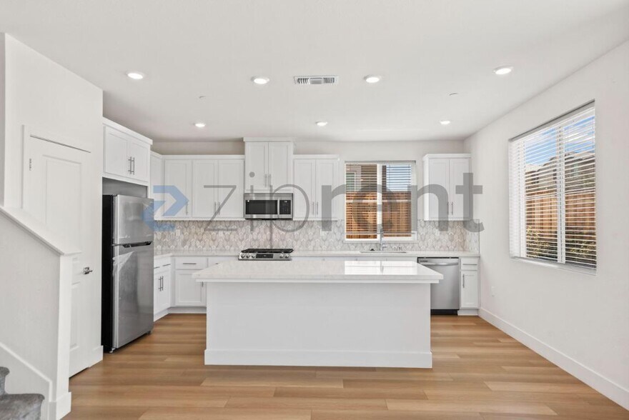 Building Photo - Unit