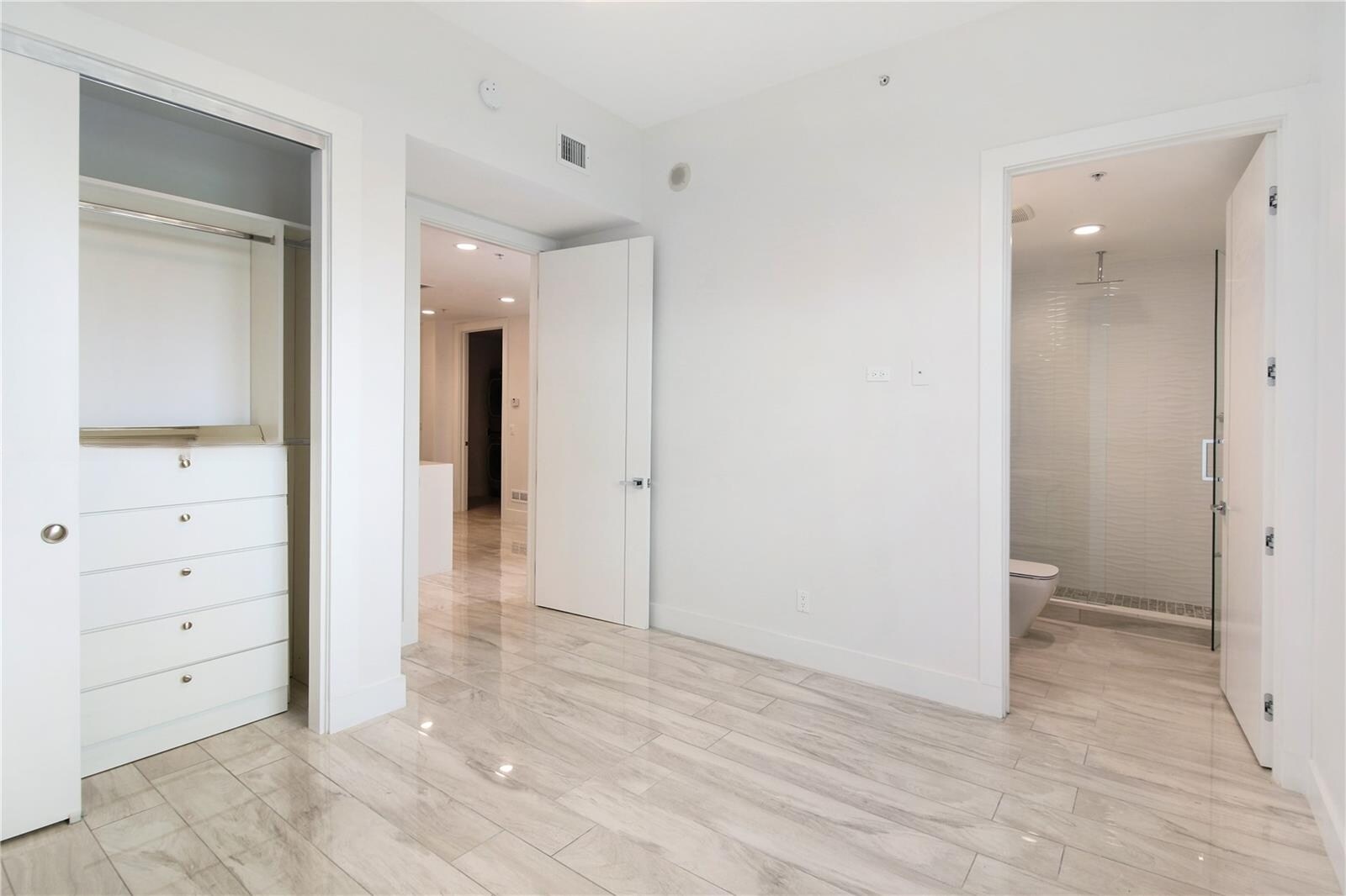 Building Photo - 14951 Royal Oaks Ln