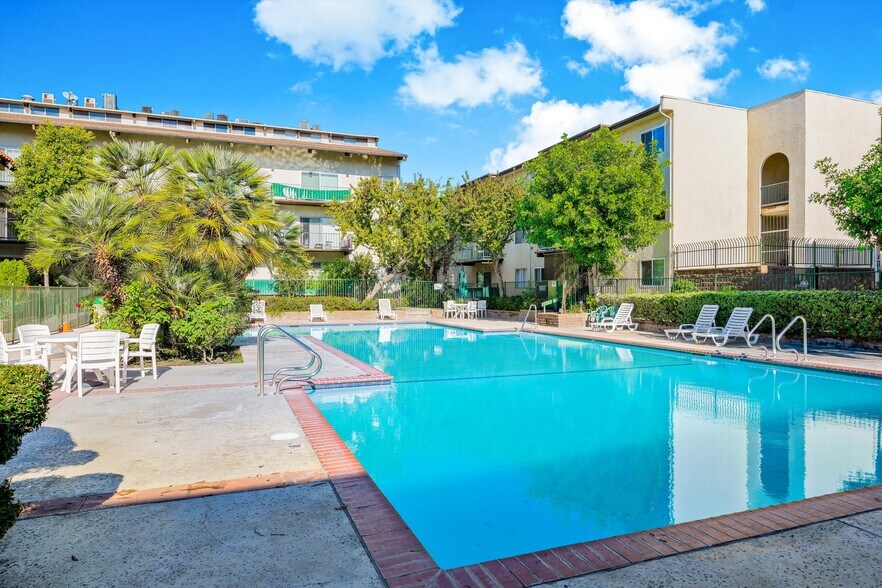 Building Photo - 5460 White Oak Ave