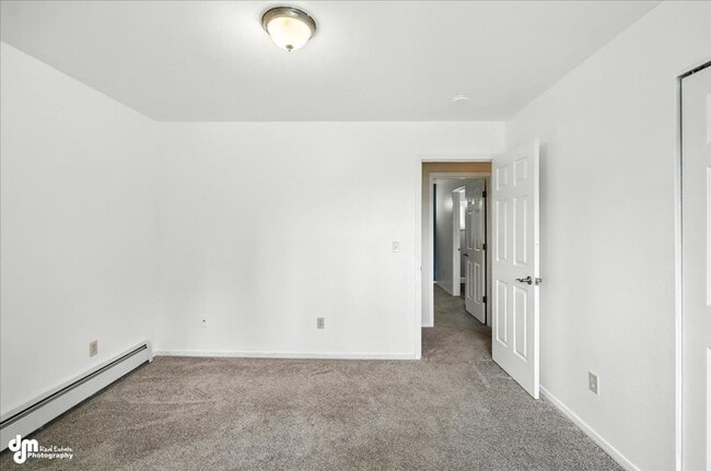 Building Photo - Spacious Palmer Home!