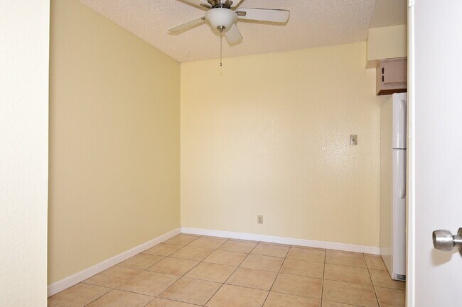 Building Photo - Lovely 2nd Floor, 1 Bed, 1 Bath Condo At Desert Shores!