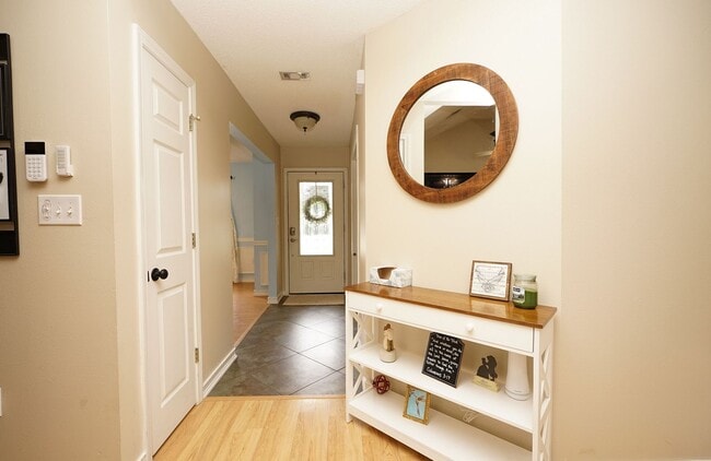 Building Photo - Lovely Cul-De-Sac Home in South Crestview