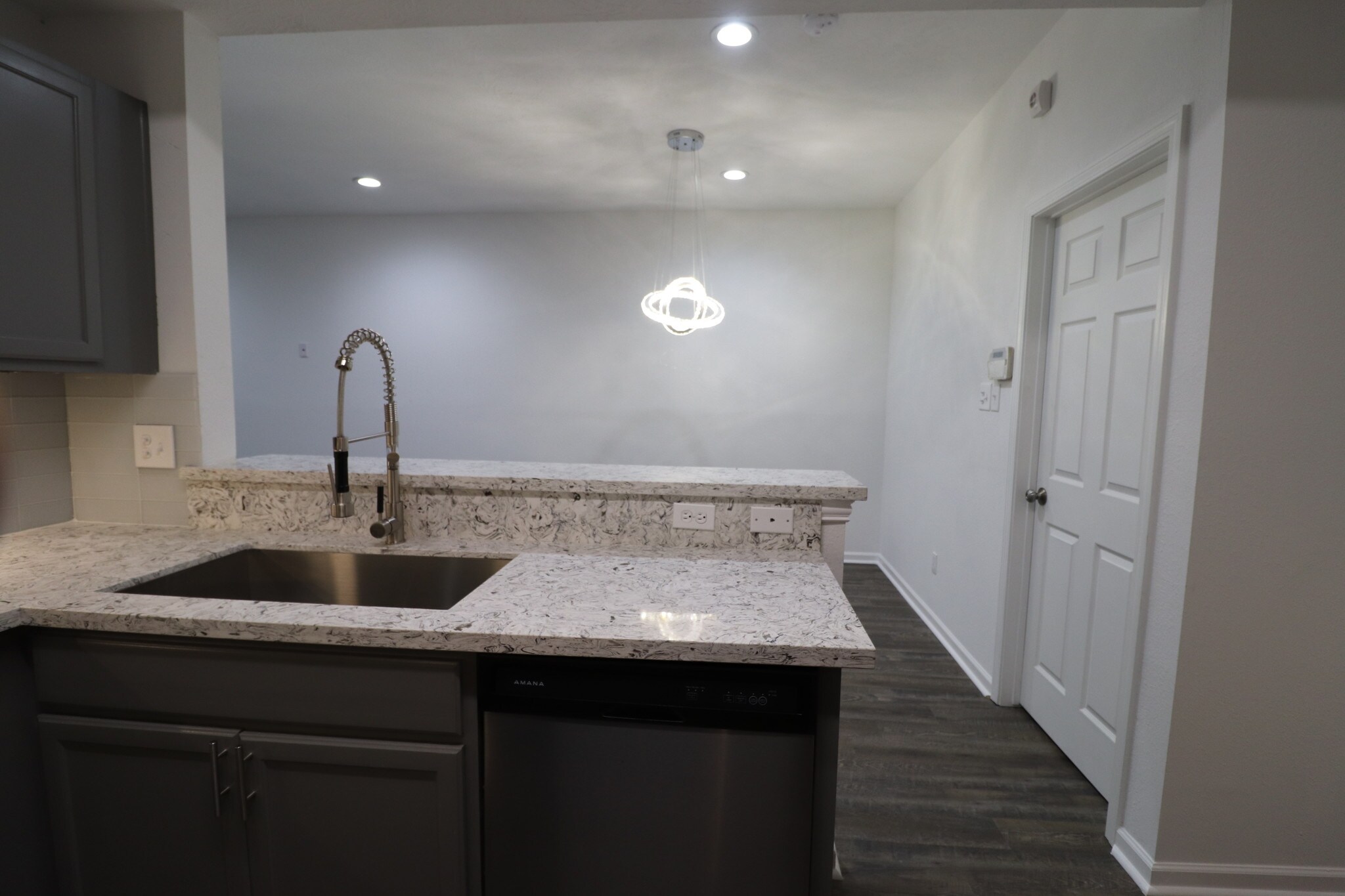 Building Photo - 6950 Paris St