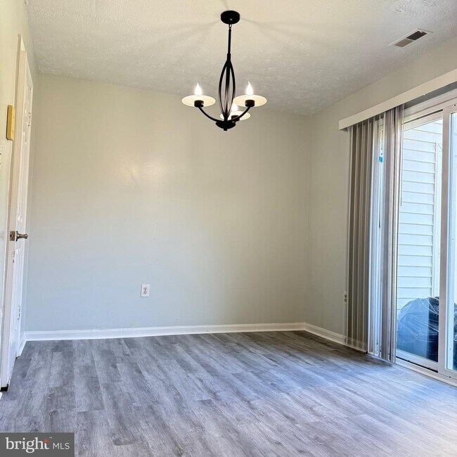 Building Photo - 2423 W Rosecroft Village Cir