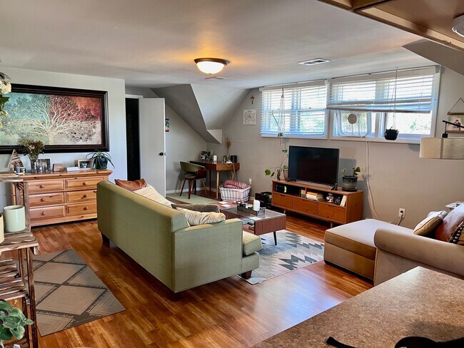 Building Photo - 410 Eureka Ave SE