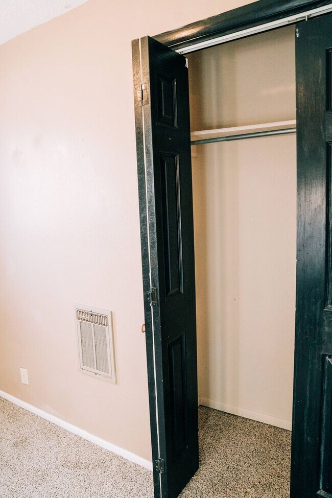 Building Photo - SMALL DOG FRIENDLY!!!  Meadow Street House