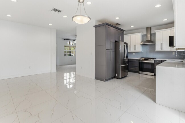 Building Photo - 5056 SW 141st Ave