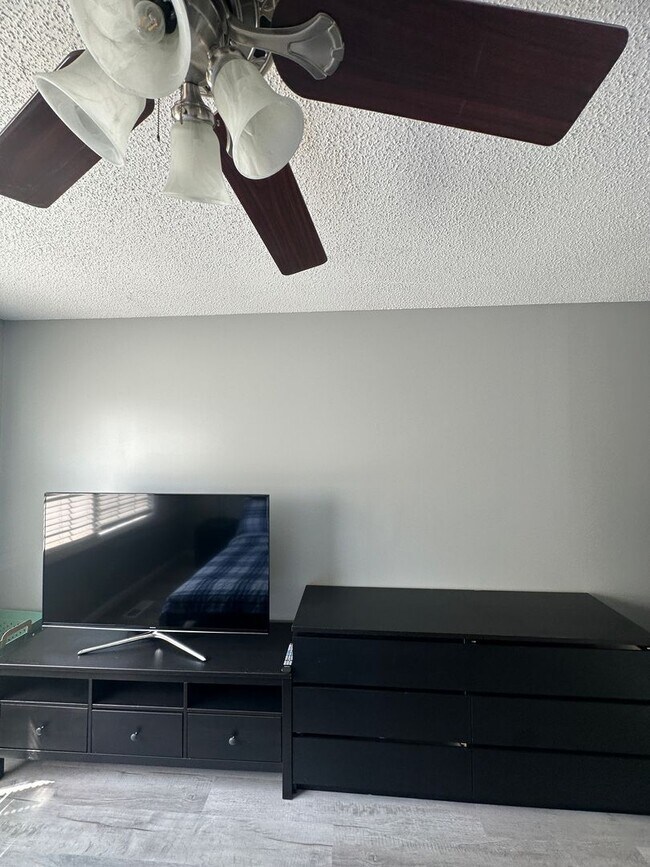 Building Photo - Foxhill Commons Subdivision!  Fully Furnis...