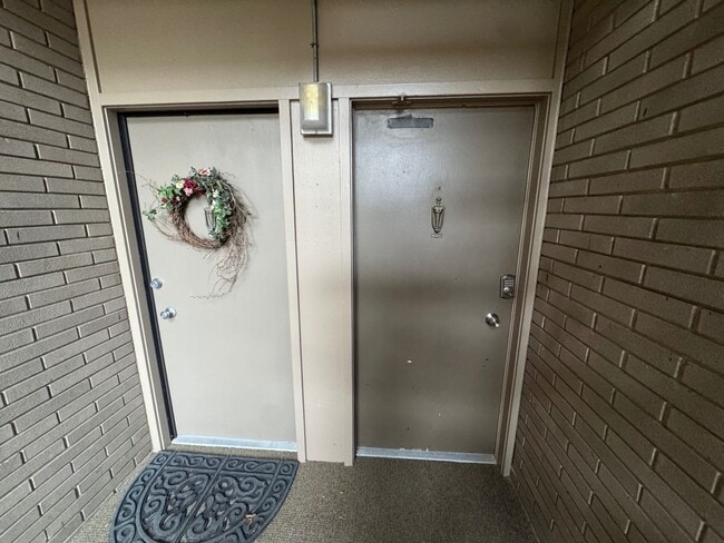 Building Photo - Charming 2-Bedroom Property (Water, Trash and Recycling and Sewer taken care by HOA)