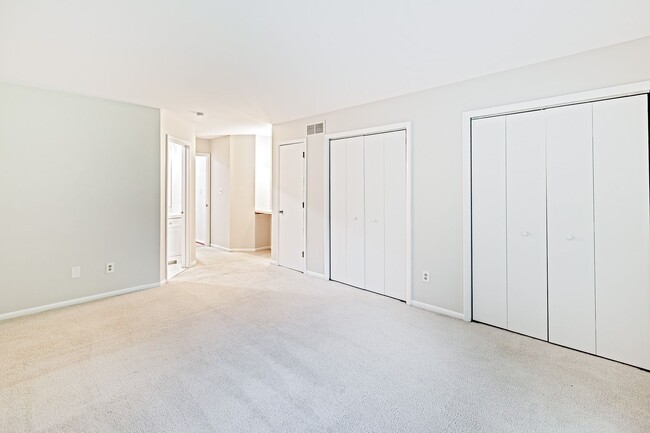 Building Photo - 33 Foxtail Ct
