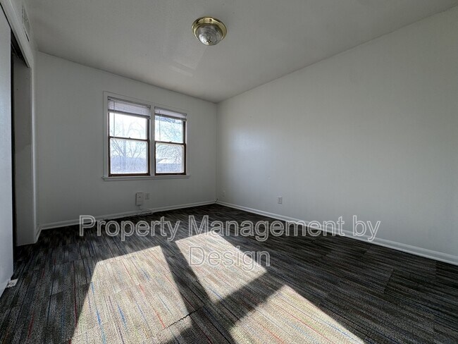 Building Photo - 1039 5th St