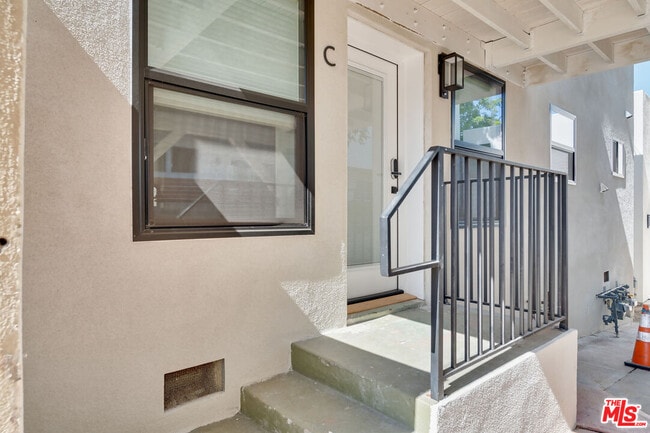 Building Photo - 918 N San Vicente Blvd